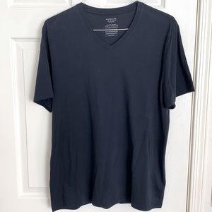 Men’s super soft navy Vince v neck tee